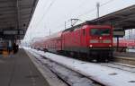 112 185-4 wartet mit dem RE1 nach Frankfurt/Oder auf die Abfahrt im Bahnhof von Berlin Lichtenberg.