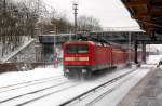 112 186 schiebt am 30.01.10 einen RE nach Magdeburg am S-Bahnhof Wuhlheide vorbei.