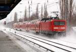 112 104 schiebt am 30.01.10 einen RE nach Stralsund am S-Bahnhof Karow vorbei.