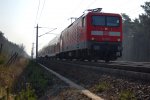 Die 112 120-1 kurz vor der Einfahrt, mit dem RE2 von Cottbus nach Wismar, in den Bahnhof Rathenow am 04.04.2009