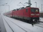 112 118 mit dem RE 33216 Sassnitz-Rostock am 18.Februar 2010 bei erneuten Schneefall in Bergen/Rgen.