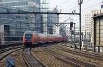 Die RE2 von Rathenow nach Cottbus bei der Einfahrt in den Bahnhof Berlin Zoologischer Garten und geschoben von der 112 104-5. 13.04.2010