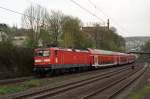 Endlich habe ich den RE7 mal mit umgekehrter Wagenreihung erwischt, so dass die Lok vorne ist. 112 161-5 in Wuppertal - Sonnborn. 19.04.2010 - 17:07Uhr
