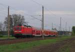 112 116-9 kommt hier mit einem RE der Linie 2 von Cottbus nach Rathenow durch Lpten gefahren. Nchster Halt: Knigs Wusterhausen.01.05.2010