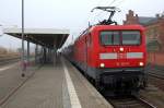 112 104-5 mit dem RE2 (RE 38137) nach Knigs Wusterhausen in Rathenow. Netten Gru an den Fotokollegen den ich am Bahnhof traf. 02.11.2010