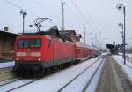 (Winterrckblick 2009/10) Rolfs Lieblingslok 112 120-1 zog mit einer Schwesterlokomotive den RE2 von Cottbus nach Rathenow. Am 05.02.2010 zu sehen in Lbbenau/Spreewald.