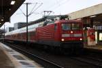 112 127 steht am Abend des 11.12.2010 mit dem RE nach Wolfsburg in Hannover HBF bereit.