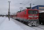 112 186 zog den Umleiter-RE2 von Cottbus nach Berlin Hbf hier aus dem Bahnhof von Cottbus raus. Nchster Halt wird Calau sein. 27.12.2010 
