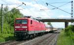 112 174 zieht ihre RB nach Wrzburg durch den ehemaligen Haltepunkt Ehlheim. Jrg Schfer stand am 20.5.09 auf den berresten des Bahnsteigs nach Treuchtlingen, als er das Bild schoss. Der Bahnsteig Richtung Gunzenhausen ist hinter der Lok zu erahnen.