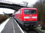 BR 112 155-7 als Schublok fr den SCHLESWIG-HOLSTEIN EXPRESS an einem grauen Dezembertag in Flensburg. Die deutschen Lokomotiven, wie zum Beispiel die 112 155-7 knnen aufgrund der geteilten Elektrifizierung (15 kV /16,7 Hz (Deutschland)und 25 kV / 50Hz (Dnemark))im Bahnhof Padborg den selbigen Bahnhof nutzen. 

