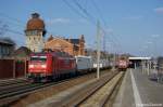 145 005-5 mit Containerzug in Rathenow in Richtung Stendal unterwegs. Im Bahnhof steht die 112 183 mit dem RE2 (RE 37385) nach Knigs Wusterhausen und das RB13 Weekend-Dotra (RB 17966) nach Stendal. 27.03.2011