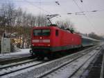 112-172 durchfhrt am eiskalten Nachmittag des 27.1.06 mit ihrem IRE Stuttgart - Karlsruhe den Bahnhof Ersingen und wird gleich in den 180m langen Ersinger Tunnel einfahren.