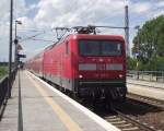 112 125-0 steht am 9. Juli 2011 mit einem RE nach Braunschweig Hbf im Bahnhof Vhrum.