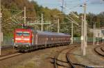 112 105 mit dem RE2 (RE 37385) von Rathenow nach Cottbus bei der Ausfahrt aus Rathenow. Es handelt sich hier um die Winter-Halbjahr-WarnemndeExpress-Garnitur. 13.10.2011