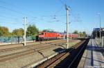 112 188 mit dem RE2 (RE 37412) von Cottbus nach Rathenow bei der Einfahrt am Haltepunkt Nennhausen. 16.10.2011