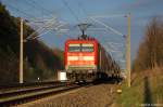 112 109 schiebt den RE4 (RE 37335) von Rathenow nach Ludwigsfelde durch Nennhausen. Nchster Halt ist Wustermark. 15.04.2012