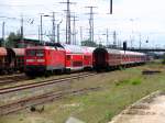 IR2285 begegnet hier im Falkenberger unt. Gbf dem RE38212 nach Rathenow. Am Schlu des IR heute ein historischer Mitropawagen, als Abschiedsgru fr den IR. 27.05.06