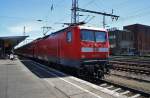 Hier 112 117-7 mit einem RE2 (RE37378) von Cottbus nach Wismar, bei der Ausfahrt am 26.5.2012 aus Berlin Lichtenberg.