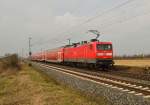 Die 112 160 schiebt mit einer RE7 am 16.2.2013 am Fotografen vorbei auf ihrem Weg nach Krefeld.