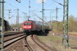112 189 schiebt den RE 1 (RE 4313) von Hamburg Hbf nach Rostock Hbf bei der Ausfahrt aus Schwerin Hbf am 28.04.2013