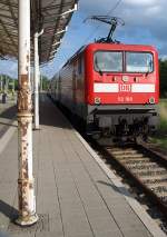 Am 27.05.2013 steht 112 188 im Bahnhof Wismar bereit, um den RE 4383 nach Ludwigslust zu schieben.