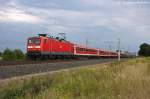 112 137-5 mit einem Kreuzfahrersonderzug von Berlin-Lichtenberg nach Rostock-Seehafen in Vietznitz. 17.08.2013