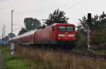 Hier 112 110 mit einem RE3 (RE18349) von Schwedt(Oder) Hbf. nach Wünsdorf-Waldstadt, beim Passieren des BÜ Vierradener Chaussee am 11.10.2013 in Schwedt(Oder). 