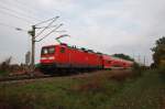 Hier 112 110 mit einem RE3 (RE18352) von Wünsdorf-Waldstadt nach Schwedt(Oder) Hbf., am 11.10.2013 zwischen Vierradener Chaussee und Helbigstraße in Schwedt(Oder).