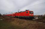 Hier 112 120 mit einem RE3 (RE18346) von Wünsdorf-Waldstadt nach Schwedt(Oder), am 8.2.2014 zwischen Vierradener  Chaussee und Helbigstraße in Schwedt(Oder).