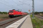 Der Himmel sieht zwar unheimlich, aber der fehlende Regen kommt nicht.
Die 112 101 mit dem RE 18516 nach Stralsund Hbf am m02.05.2014 in Nassenheide.