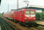 112 008 mit RE 36131 (Magdeburg–Lutherstadt Wittenberg) am 11.07.1999 in Magdeburg Hbf