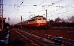 112502 ist in der Abendsonne des 23.2.1987 um 17.13 Uhr in Höhe Stellwerk Osnabrück Hörne mit einem D in Richtung Münster unterwegs.