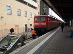 Obwohl 112 183,am 21.September 2014,den RE nach Elsterwerda schob,bekam die Lok in Stralsund einen Fensterputz.