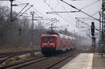 112 104 mit dem RE5 (RE 4362) von Lutherstadt Wittenberg nach Rostock Hbf, bei der Einfahrt in Jüterbog.