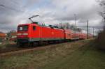 Hier 112 119 mit einem RE3 (RE18350) von Wünsdorf-Waldstadt nach Schwedt(Oder), am 1.4.2015 zwischen Helbigstraße und Vierradener Chaussee in Schwedt(Oder).