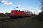 Hier 112 119 mit einem RE3 (RE18352) von Wünsdorf-Waldstadt nach Schwedt(Oder), am 4.4.2015 zwischen Helbigstraße und Vierradener Chaussee in Schwedt(Oder).