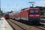 Die Dienstfahrt einer „Hamsterbacke  auf dem Bf Waren am Bahnsteig 1 und der RE 5 nach Lutherstadt Wittenberg warten nacheinander auf die Ausfahrt in Richtung Berlin, dabei hatte der RE 5 Vorrang. - 11.07.2015
