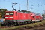 Die Dortmunder 112 134-2 mit RE 18590 von Berlin Hbf(tief)nach Warnemnde bei der Einfahrt in Warnemnde.26.09.2015