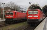 Hier links 112 172-2 mit einem RE70 (RE21019) von Kiel Hbf. nach Hamburg Hbf. und rechts 112 144 mit einer RB77 (RB21112) von Neumünster nach Kiel Hbf., diese beiden Züge begegneten sich am 3.2.2016 in Kiel Hbf. 