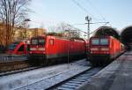 Hier links 648 963-6 als RB73 (RB21954) von Kiel Hbf. nach Eckernförde, in der Mitte 112 162-3 mit einem RE70 (RE21011) von Kiel Hbf. nach Hamburg Hbf. und rechts 143 930-6 mit einer RB77 (RB21104) von Neumünster nach Kiel Hbf. (Kiel Hbf., 24.2.2016)