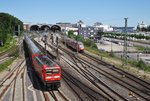 Während 112 163 mit dem RE70 (RE21017) nach Hamburg Hauptbahnhof Ausfahrt hat, erreicht der RE83 (RE21610) mit 648 855-4  Fehmarn  und 648 338-1  Lauenburg/Elbe  aus Lübeck Hauptbahnhof den