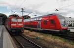 Verspätung macht es möglich.. 112 175-5 brachte den RE70 (RE21012) von Hamburg Hauptbahnhof mit +70min nach Kiel. Auf dem Nachbargleis fährt gerade der reguläre Takt des RE70 mit +10min ein. Geführt wurde dieser RE21014 von der 112 156-5. (21.6.2016)