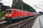 112 144 drückt den RE70 (RE75729) von Kiel Hauptbahnhof nach Hamburg-Altona samt der abgebügelten 112 179 am 21.7.2016 in den Kieler Hauptbahnhof.