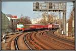 Eine Berliner Spezialitt ist der stndige Wettlauf zwischen S-Bahn und Zgen auf den Fernbahngleisen.