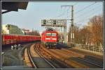 Einige Minuten nach dem ICE rollt die 112 105 mit dem RE 38174 von Cottbus nach Rathenow an der Station Tiergarten vorbei.