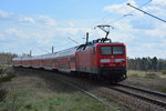 Am 08.04.2016 schiebt die BR 112 (112 106) den RE 4359 nach Elsterwerda. Aufgenommen zwischen Großbeeren und der JVA Heidenring.
