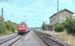 112 127 hielt mit ihrer Regionalbahn von Treuchtlingen nach Würzburg am 11.8.04 kurz auf Gleis 2 in Uffenheim. 