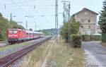 Der Blick nach Süden auf den Bahnhof Uffenheim. 112 127 fuhr am 11.8.04 mit ihrer Regionalbahn nach Würzburg auf Gleis 2 ab. 