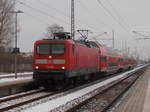 112 186,mit Doppelstockwagen vom Hanse Express,als RE 13023 Stralsund-Binz,am 11.Januar 2017,in Bergen/Rügen.