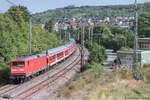 112 122 fuhr mit ihrem 4-Wagen-Zug nach Würzburg Hbf am 26.9.03 am Bahnhof Heidingsfeld West vorbei, dessen Stellwerk man am rechten Bildrand sieht.